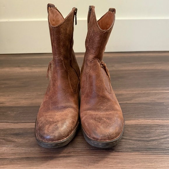Born Women’s Brown Distressed Leather Western Style Low Boot Size 7.5 - Picture 4 of 13